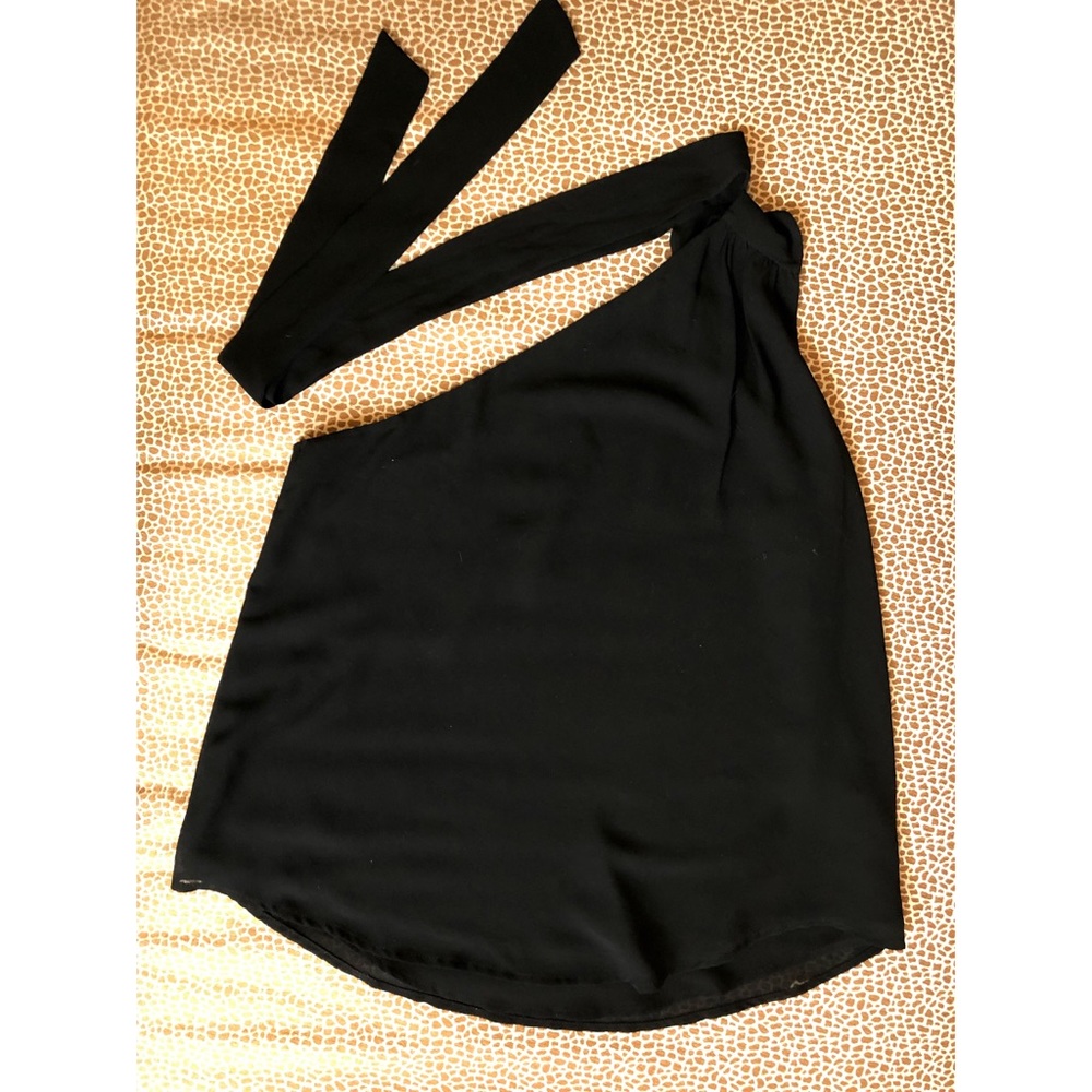 One-shoulder blouse with neck tie